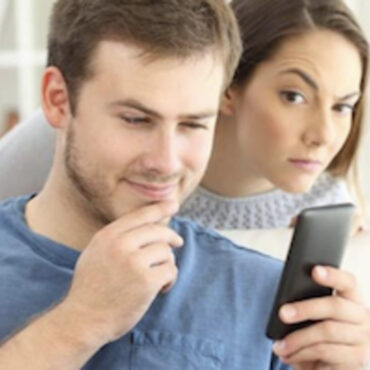¿es-aceptable-revisar-el-celular-de-mi-pareja?